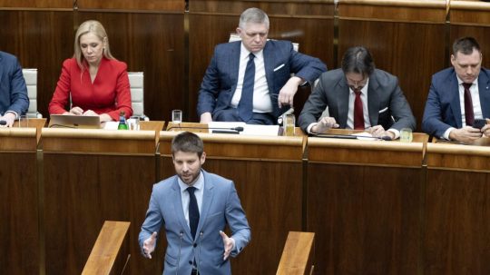 Na snímke Michal Šimečka v Robertom Ficom v pozadí.