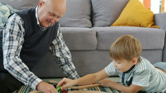 starý pán a dieťa