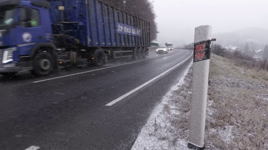 V okolí Banskej Bystrice už vo štvrtok padali prvé snehové vločky.